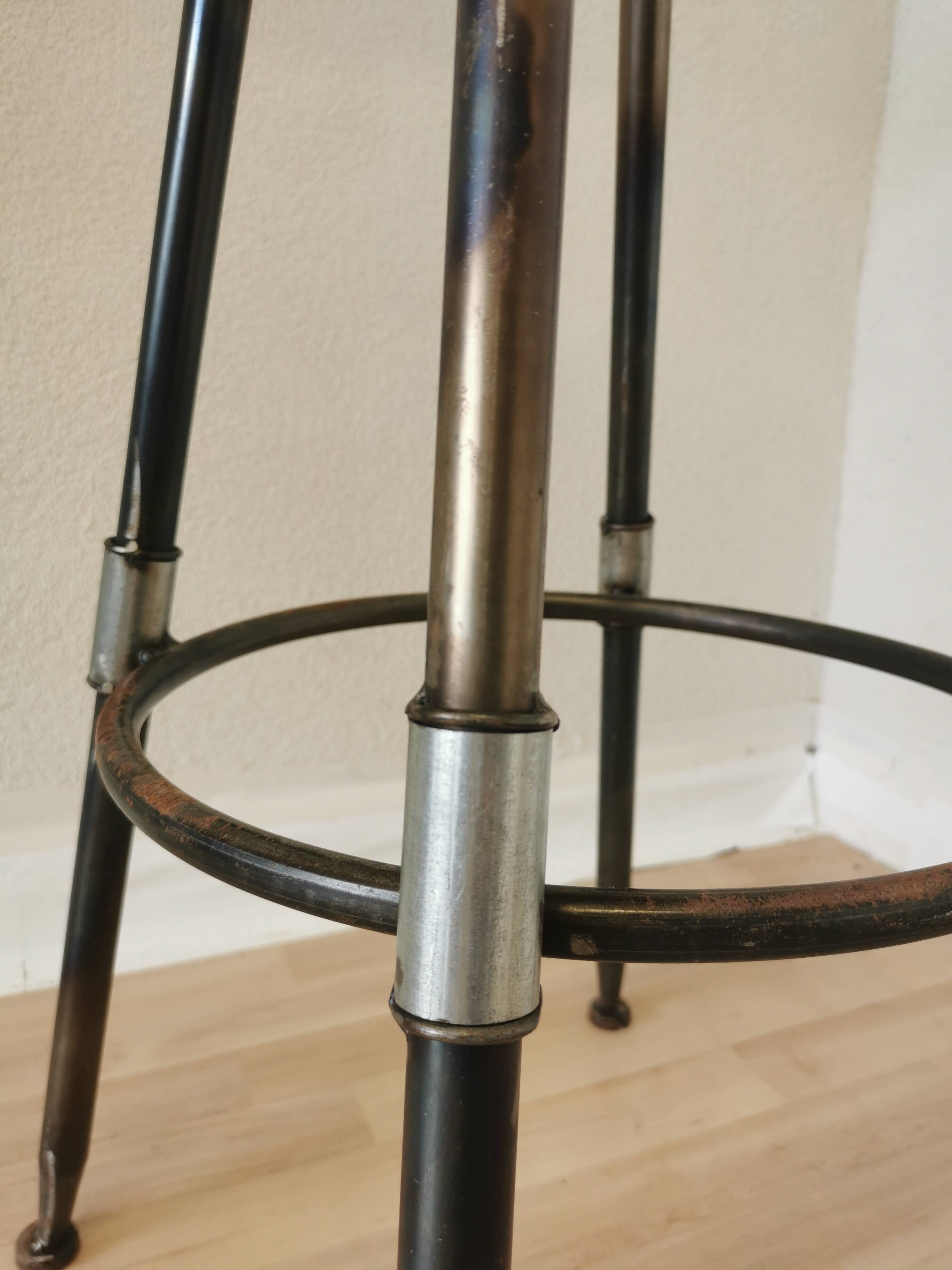 Chaise de bar vintage en métal faite à la main : siège pivotant en cuir à hauteur réglable