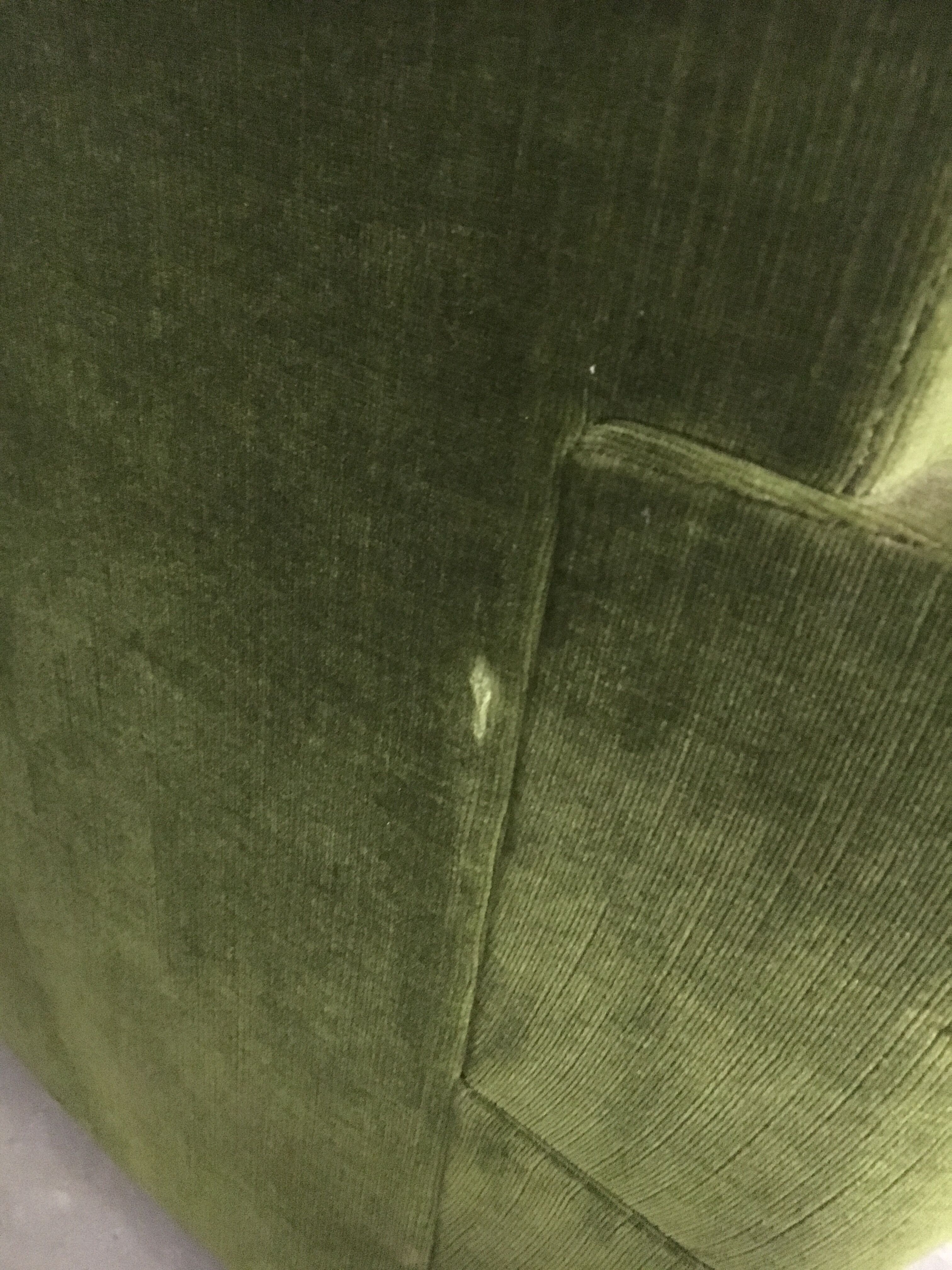 Paire de fauteuils, velours vert à roulettes, des années 70