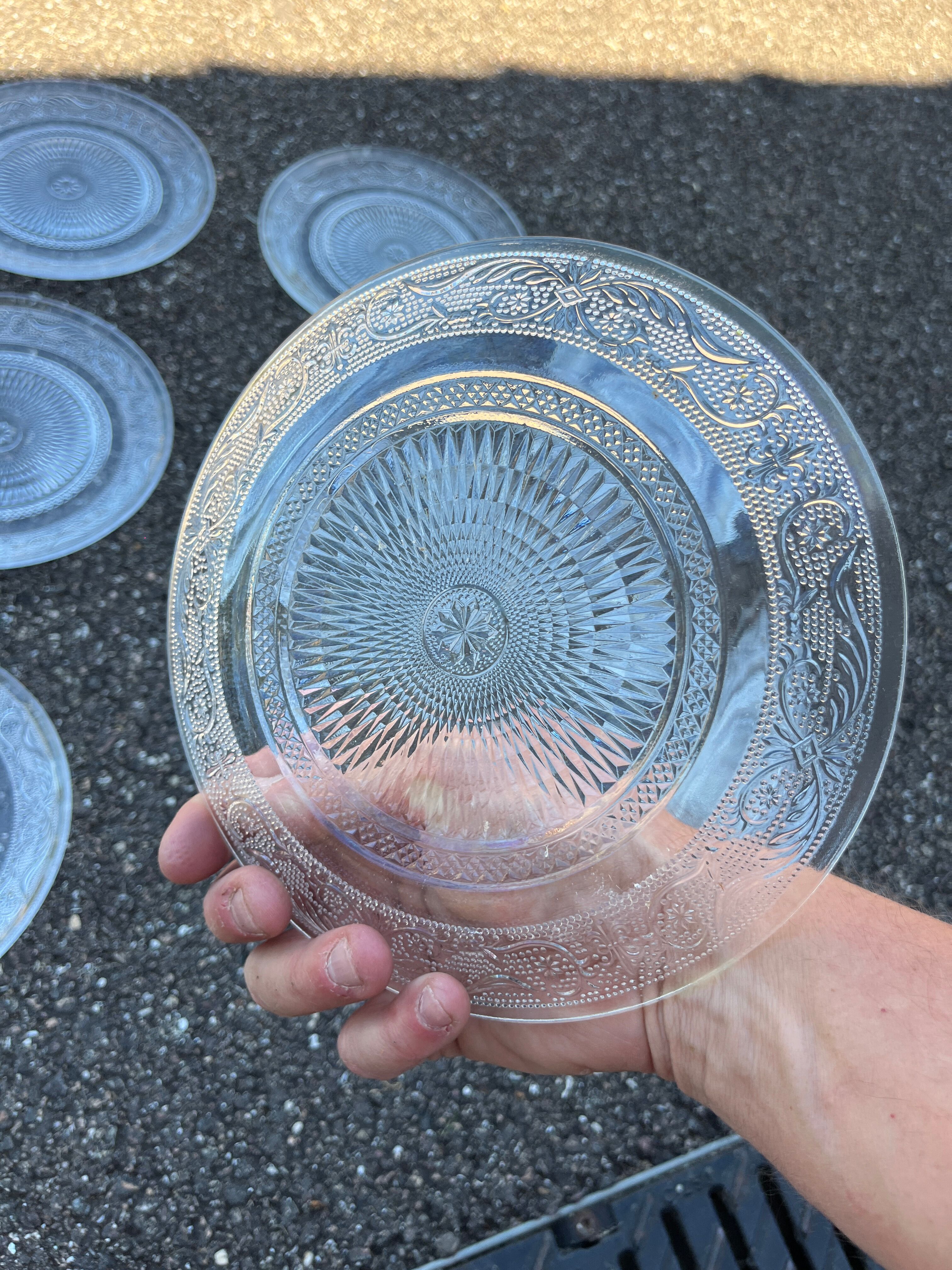 Lot de 10 assiettes vintage en verre moulé