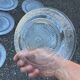 Lot de 10 assiettes vintage en verre moulé