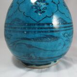 Vase en céramique islamique à fond turquoise