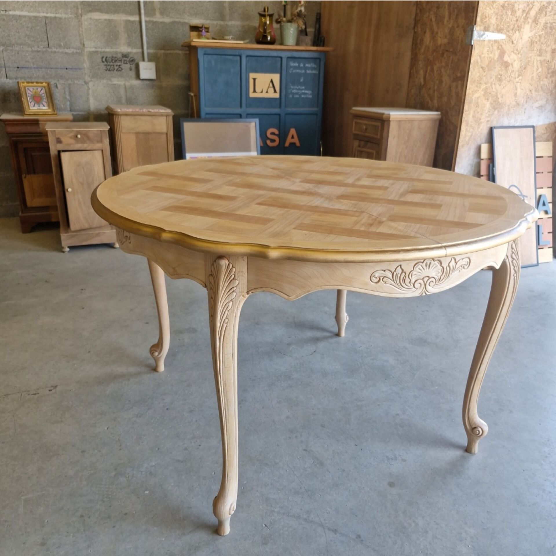 Round table made of cherry wood, sanded and varnished.