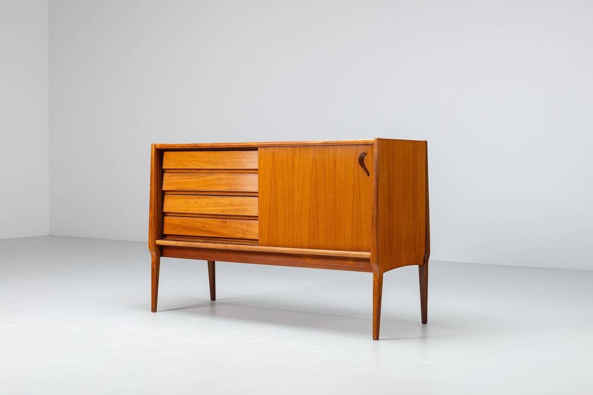 Bosteels Meubelen unique petit buffet en noyer Belgique 1960
