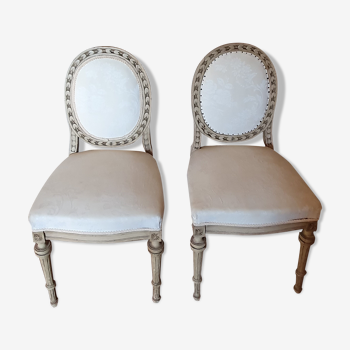 Pair of medallion chairs from late 19th century with carved backs of leaves