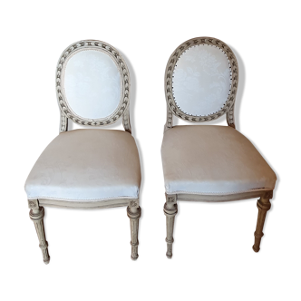 Pair of medallion chairs from late 19th century with carved backs of leaves