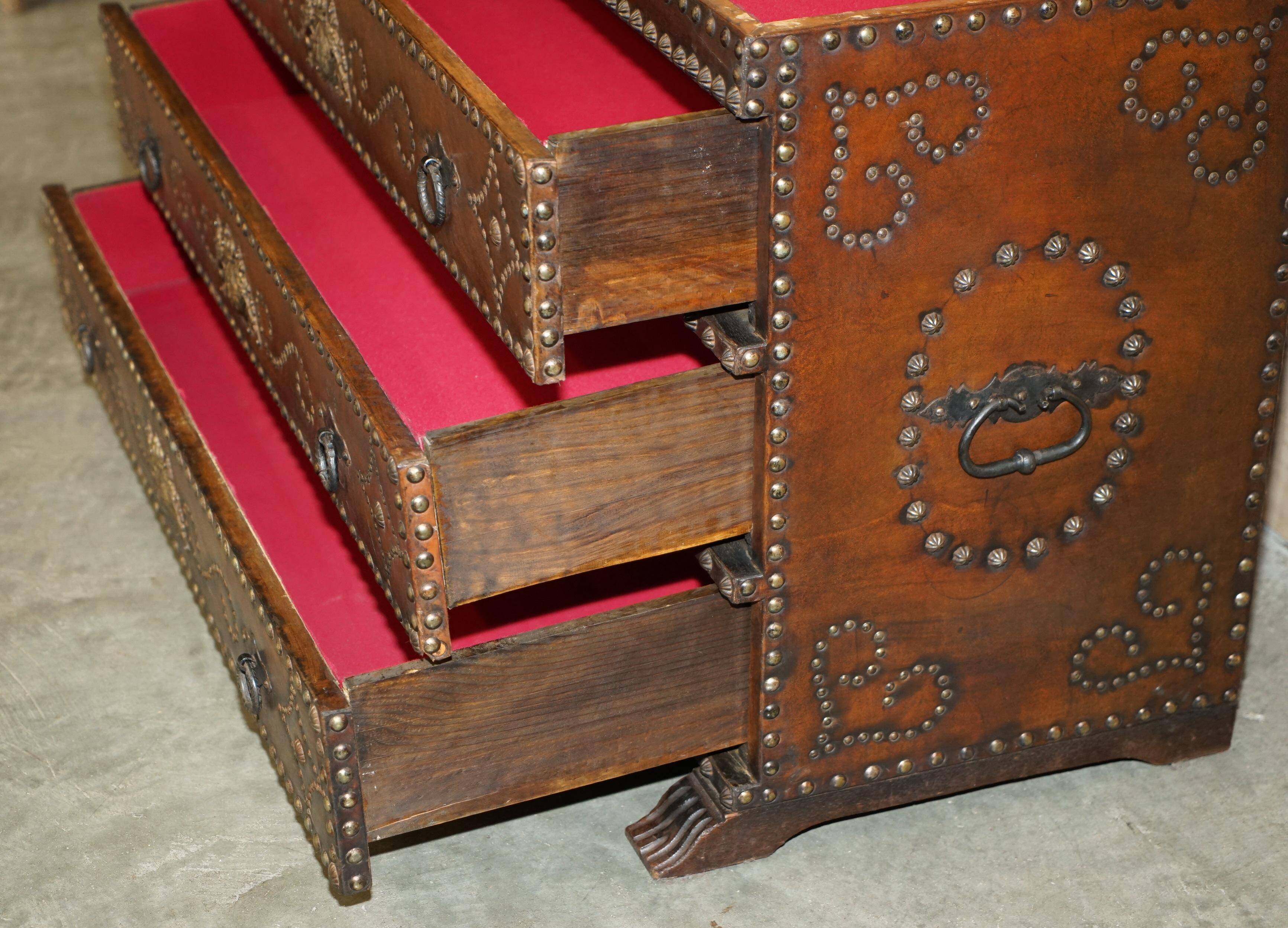 Commode Antique Espagnole en Chêne avec Dessus Bombé en Cuir et Armoiries Royales