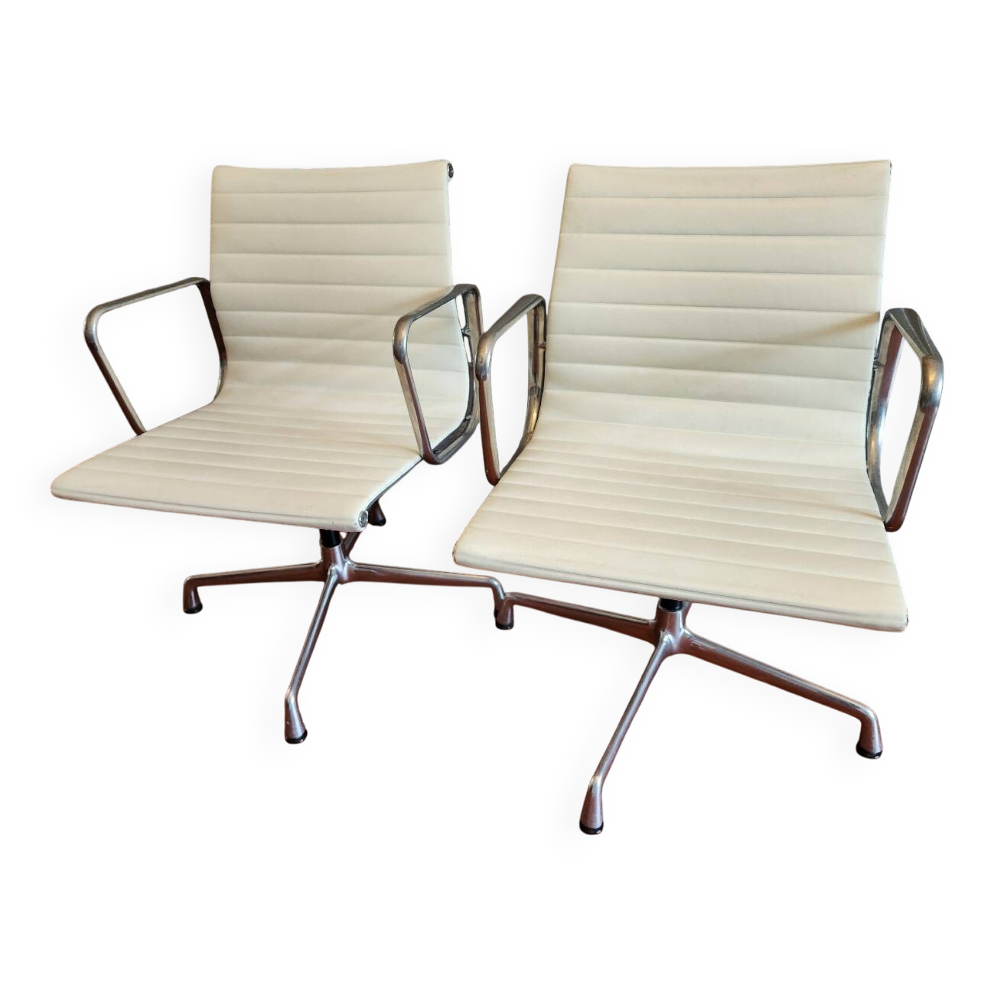 Fauteuil EA 108 Eames édité par Vitra