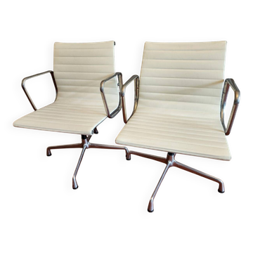 Fauteuil EA 108 Eames édité par Vitra