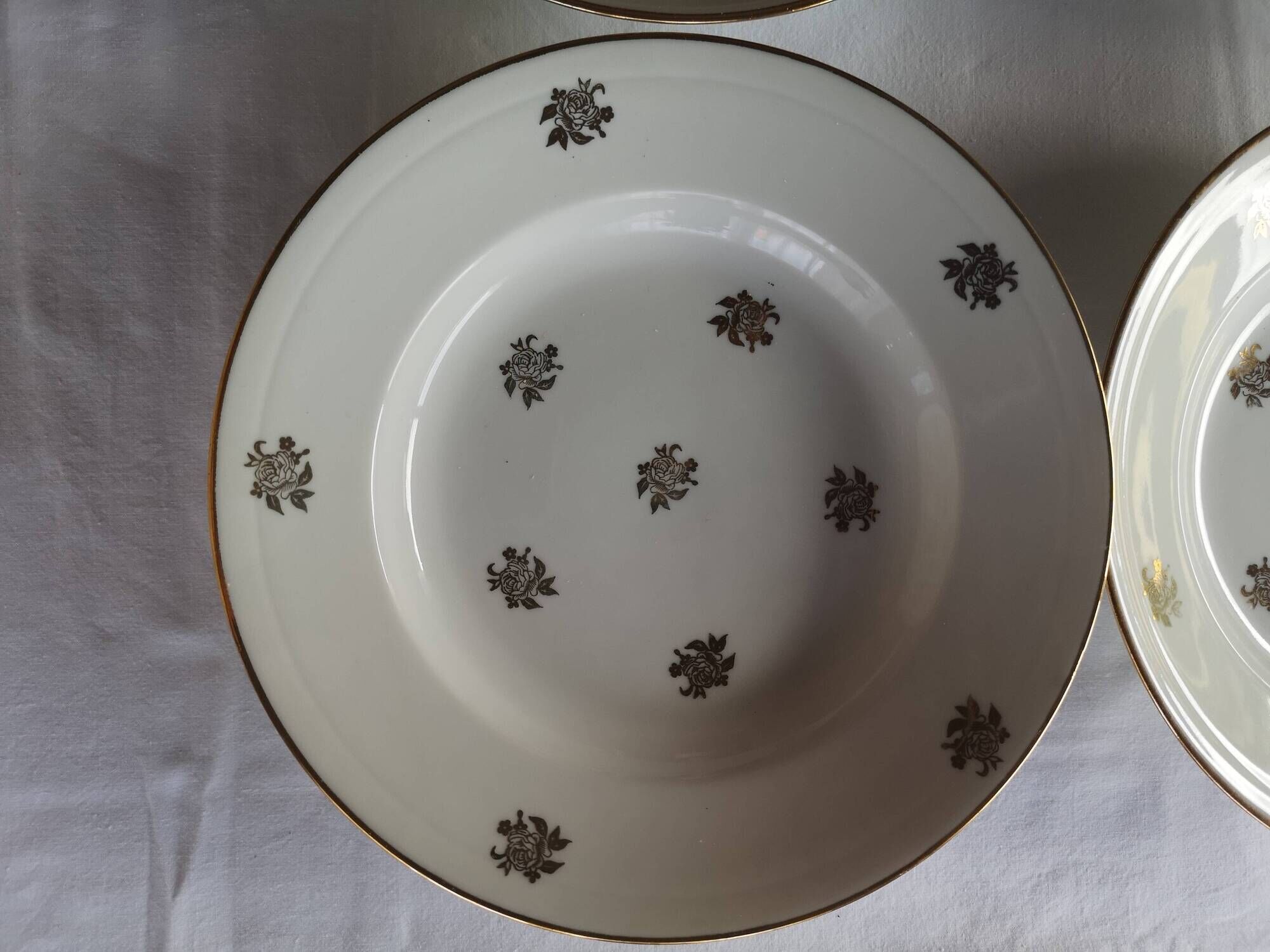 6 deep plates in French porcelain – gold floral decoration