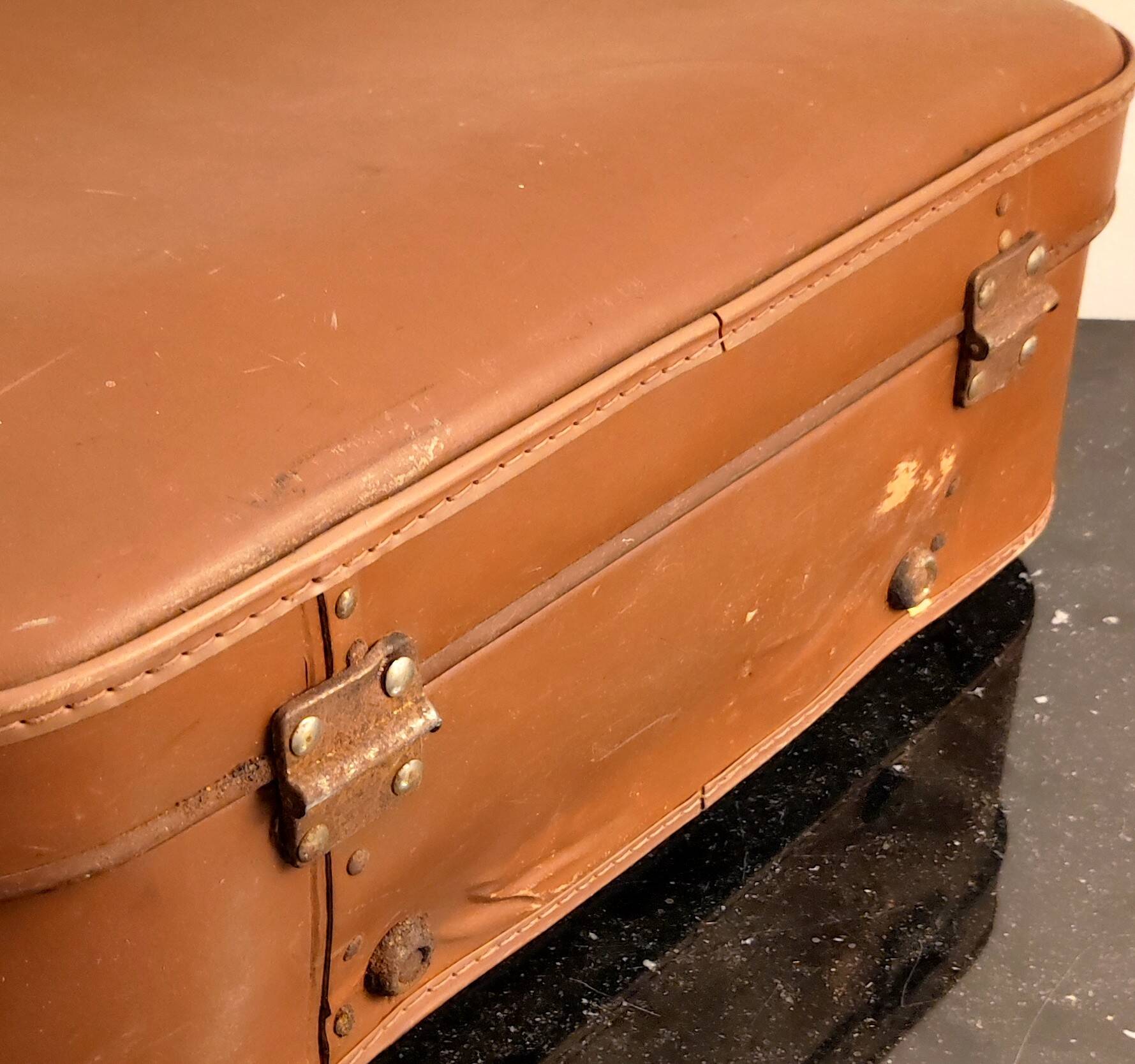 Old suitcase in vulcanized fibers & bakelite "Verlin" 1960