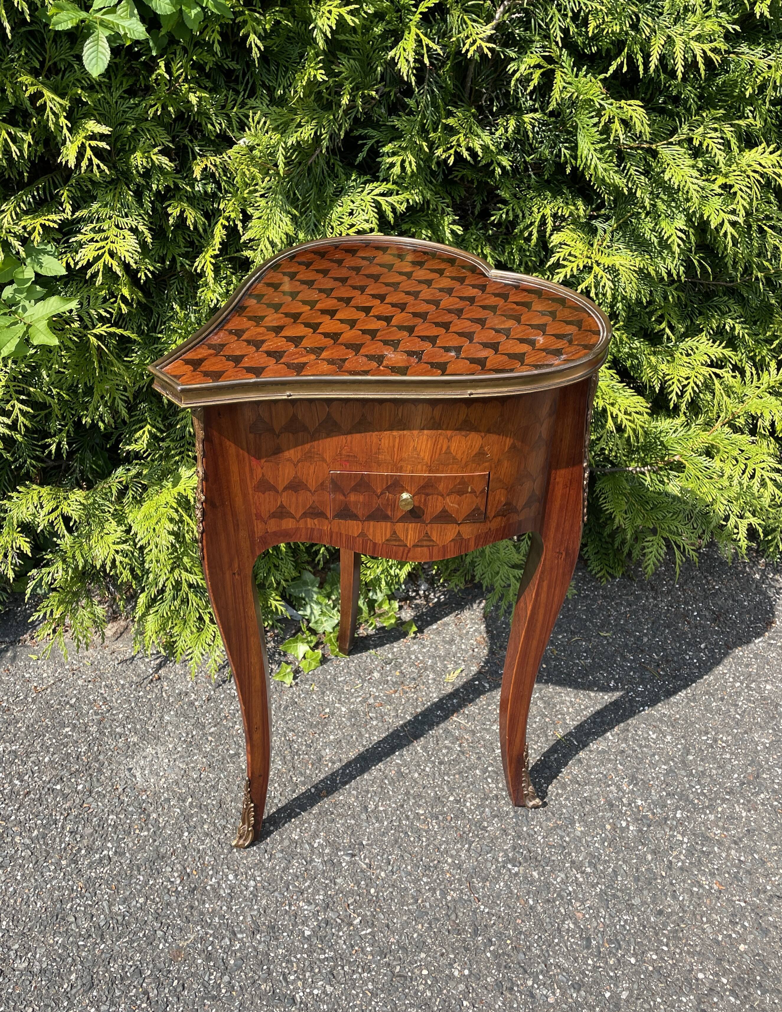Small table or bedside table in the shape of a heart in marquetry. Style Louis XV