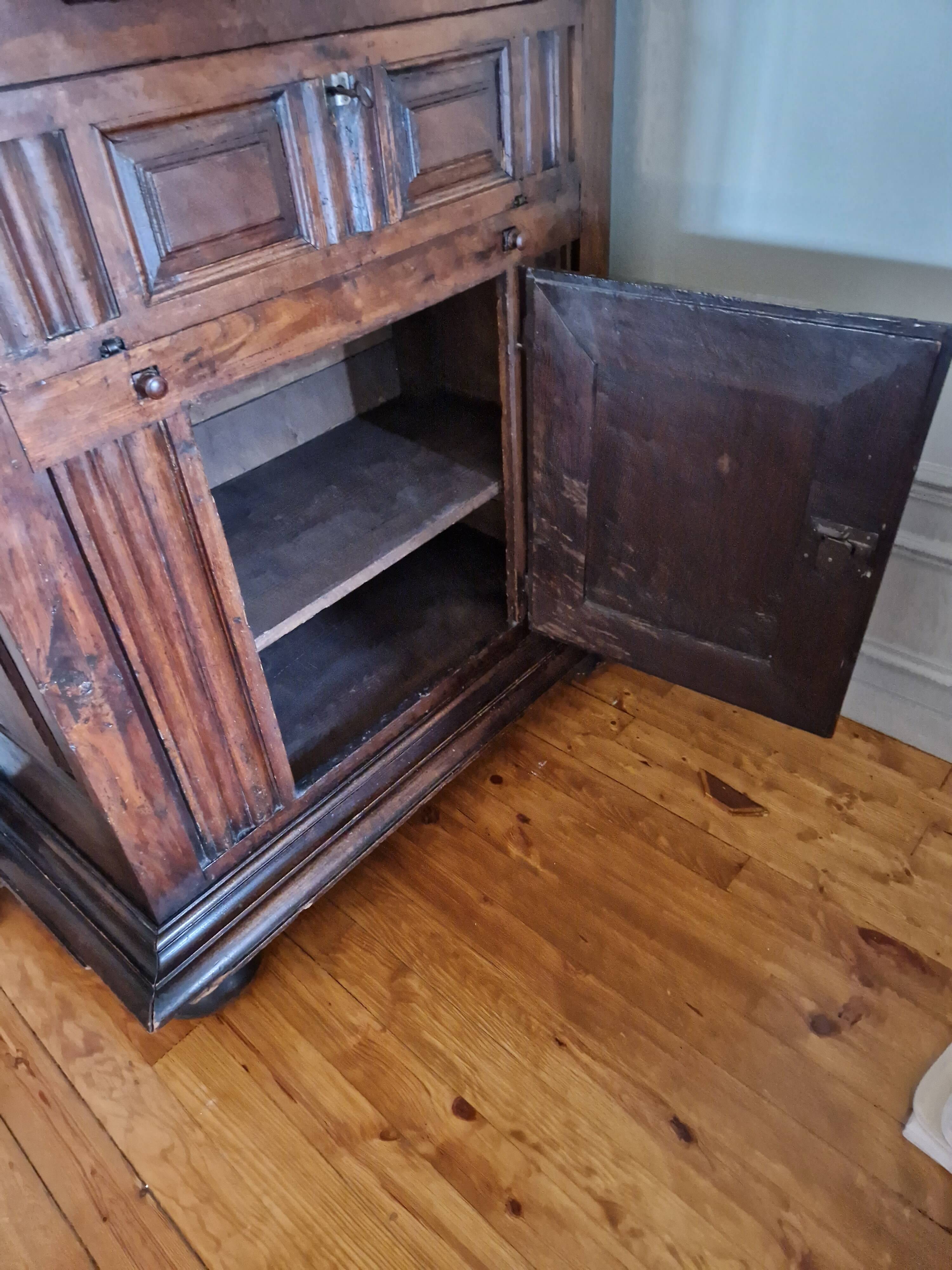 Vendée cabinet, standing man, 17th century