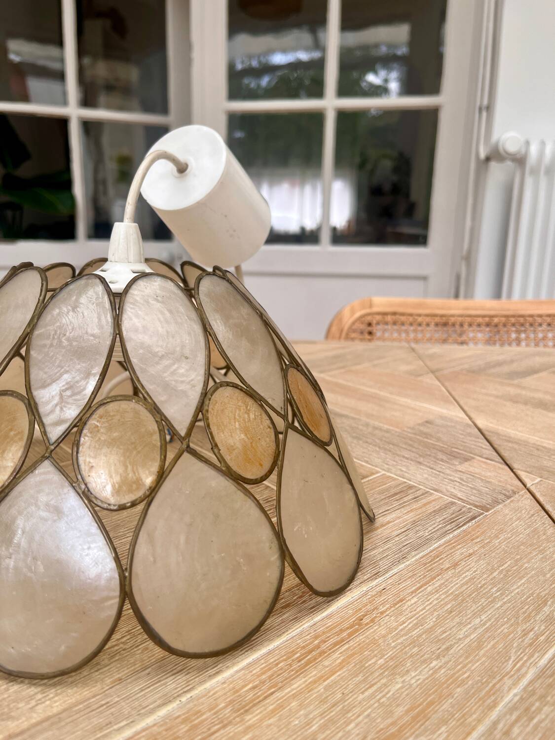 Beige mother-of-pearl "Petals" pendant