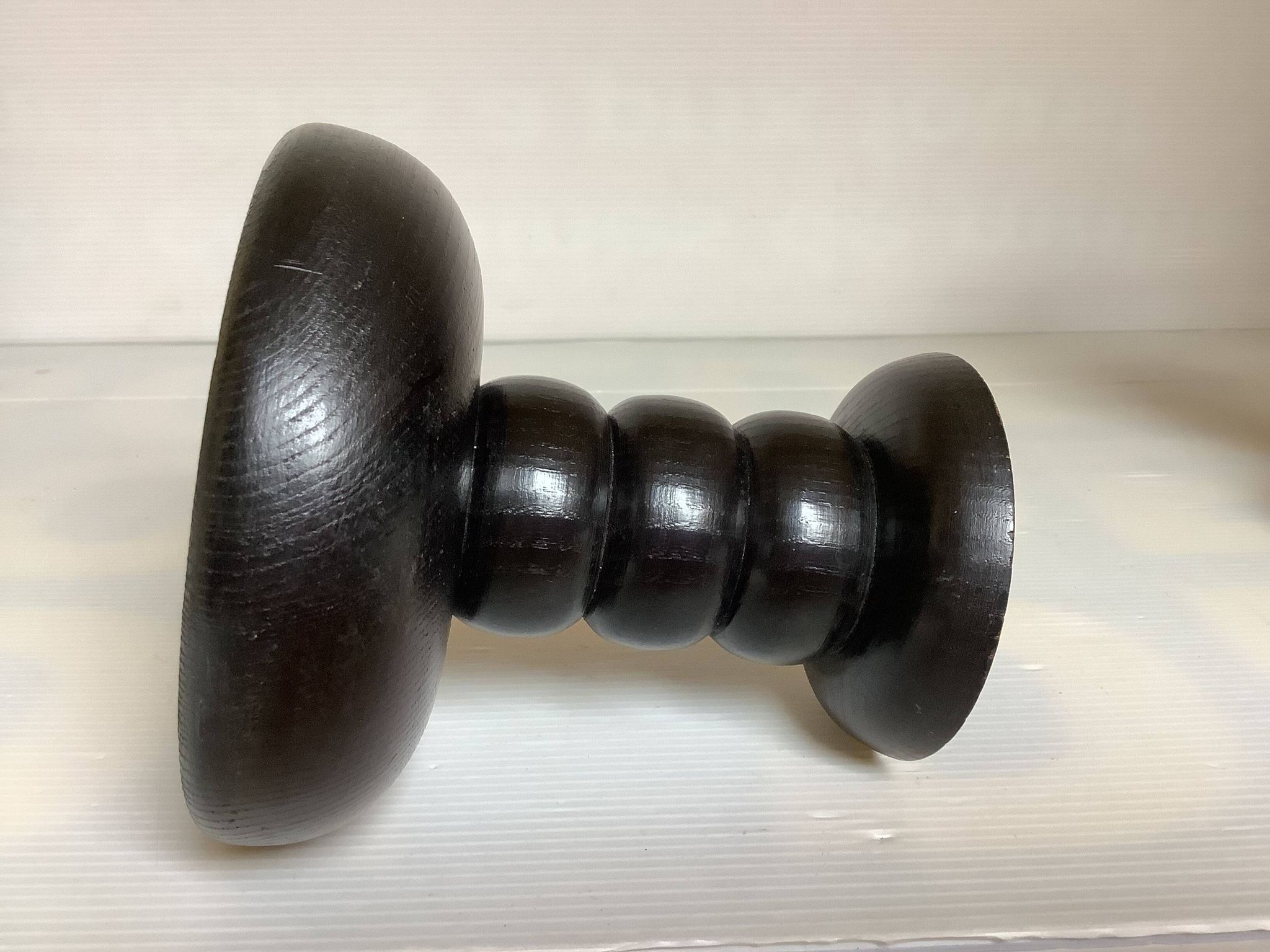 Paire de bougeoirs en bois teinté noir