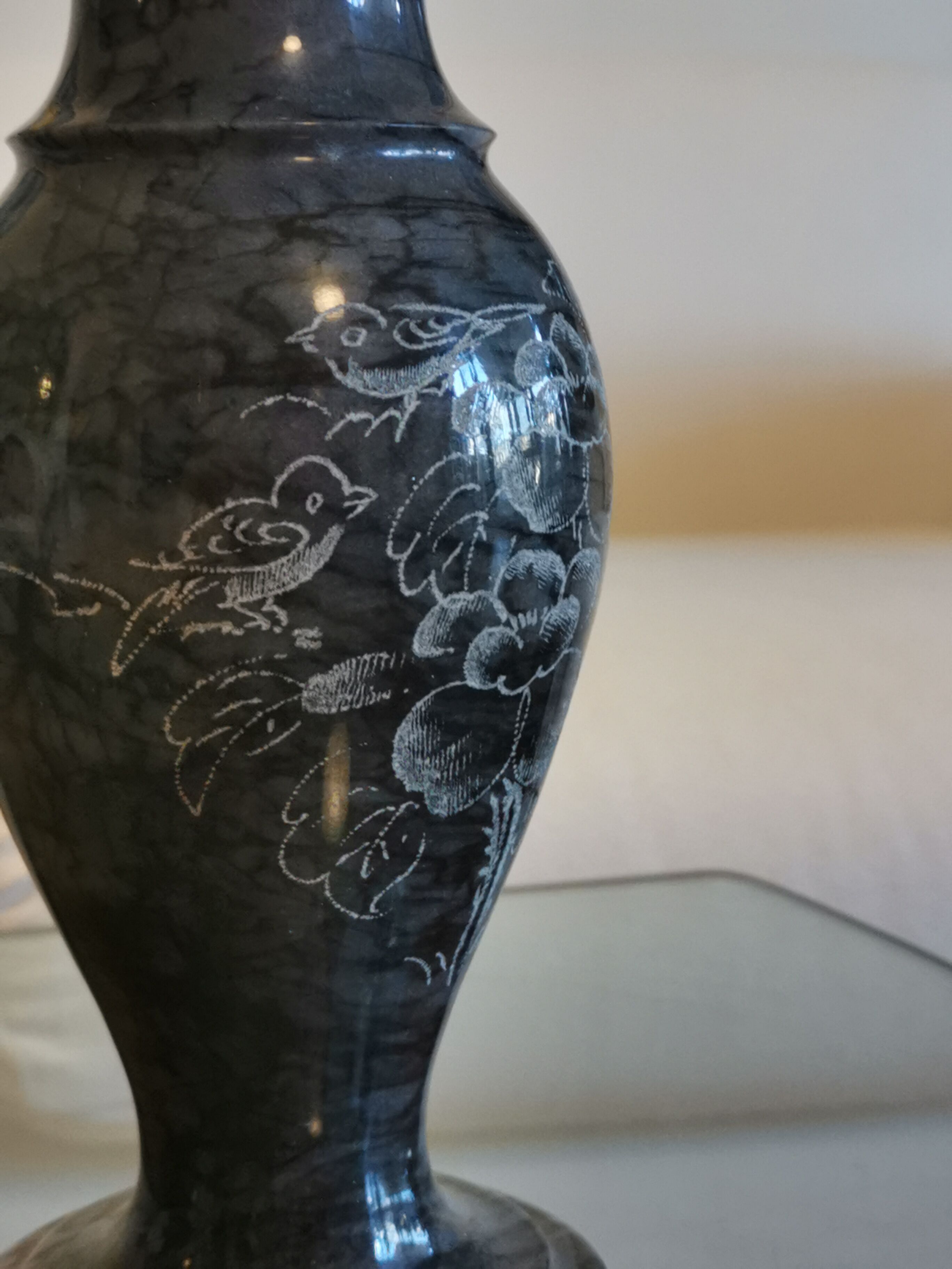 Vase en marbre sculpté