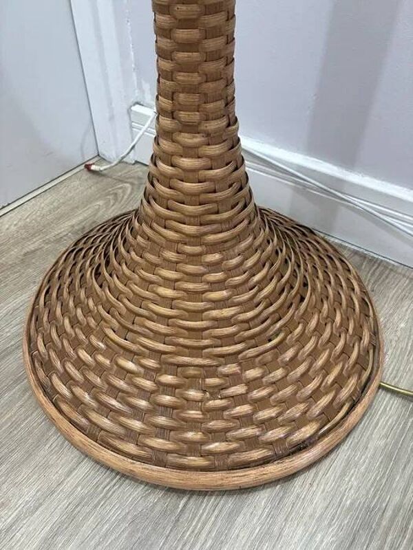 Lampadaire italien en rotin et abat-jour tulipe, années 1970