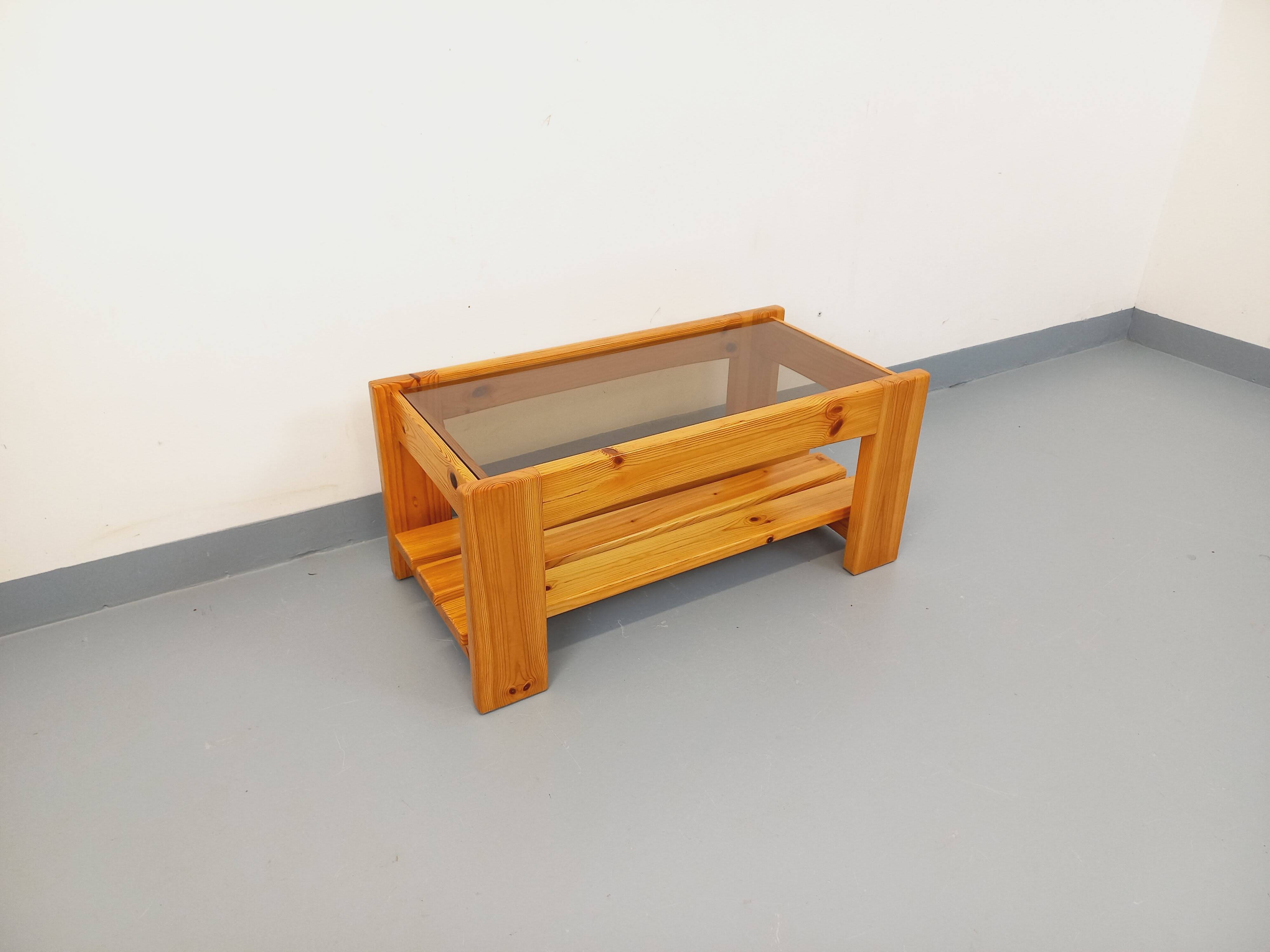 Table basse vintage en pin et verre fumé des années 70 80