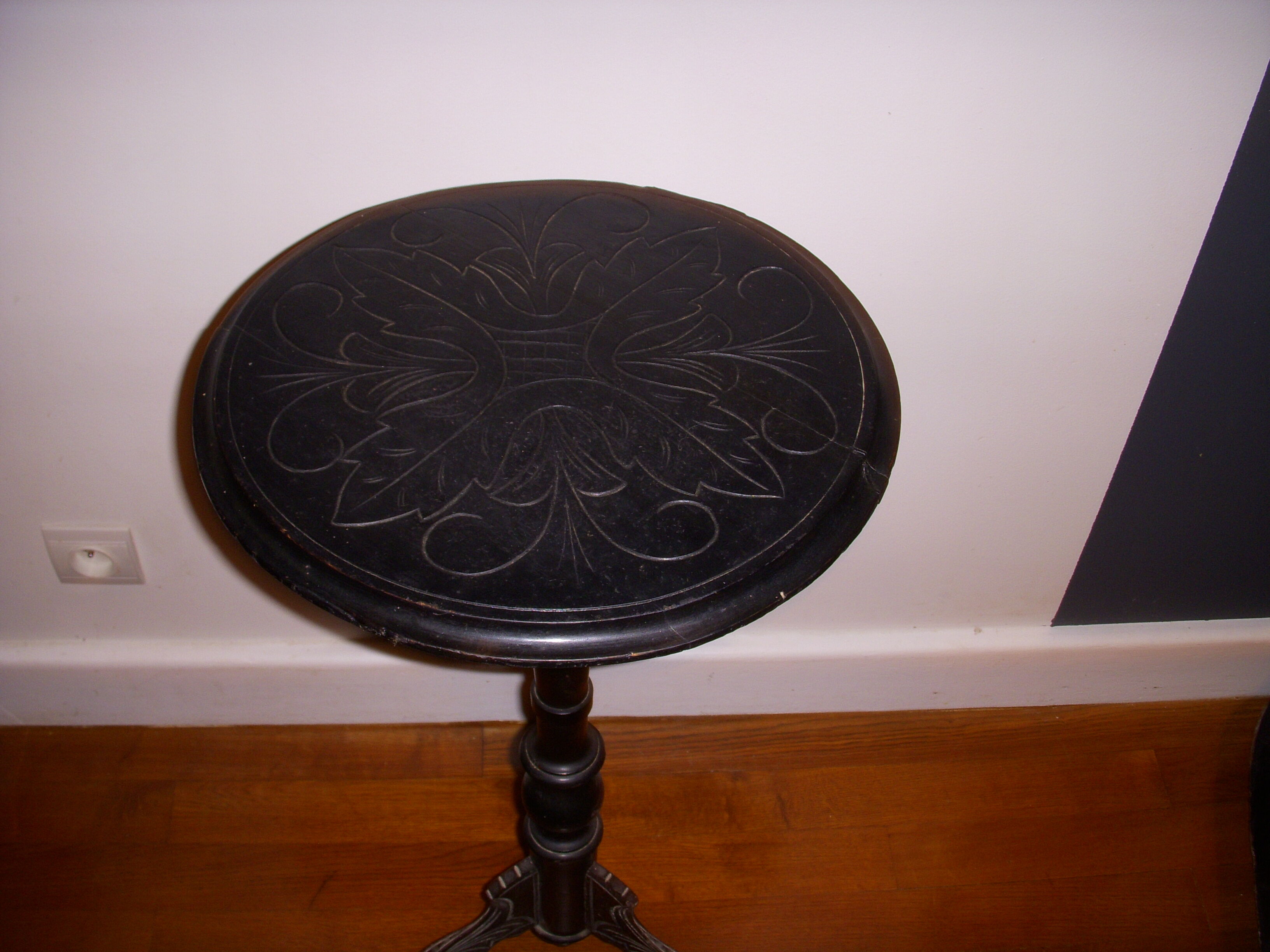 Console tripode Napoleon III bois noirci