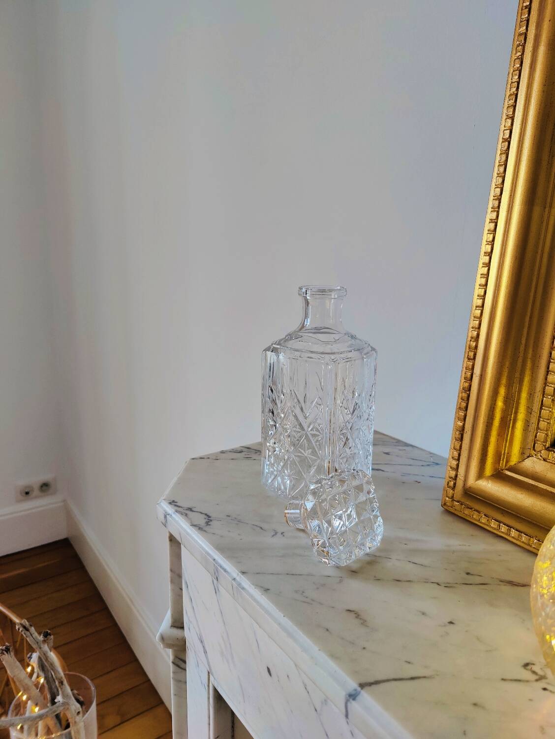 Carafe in chiseled glass