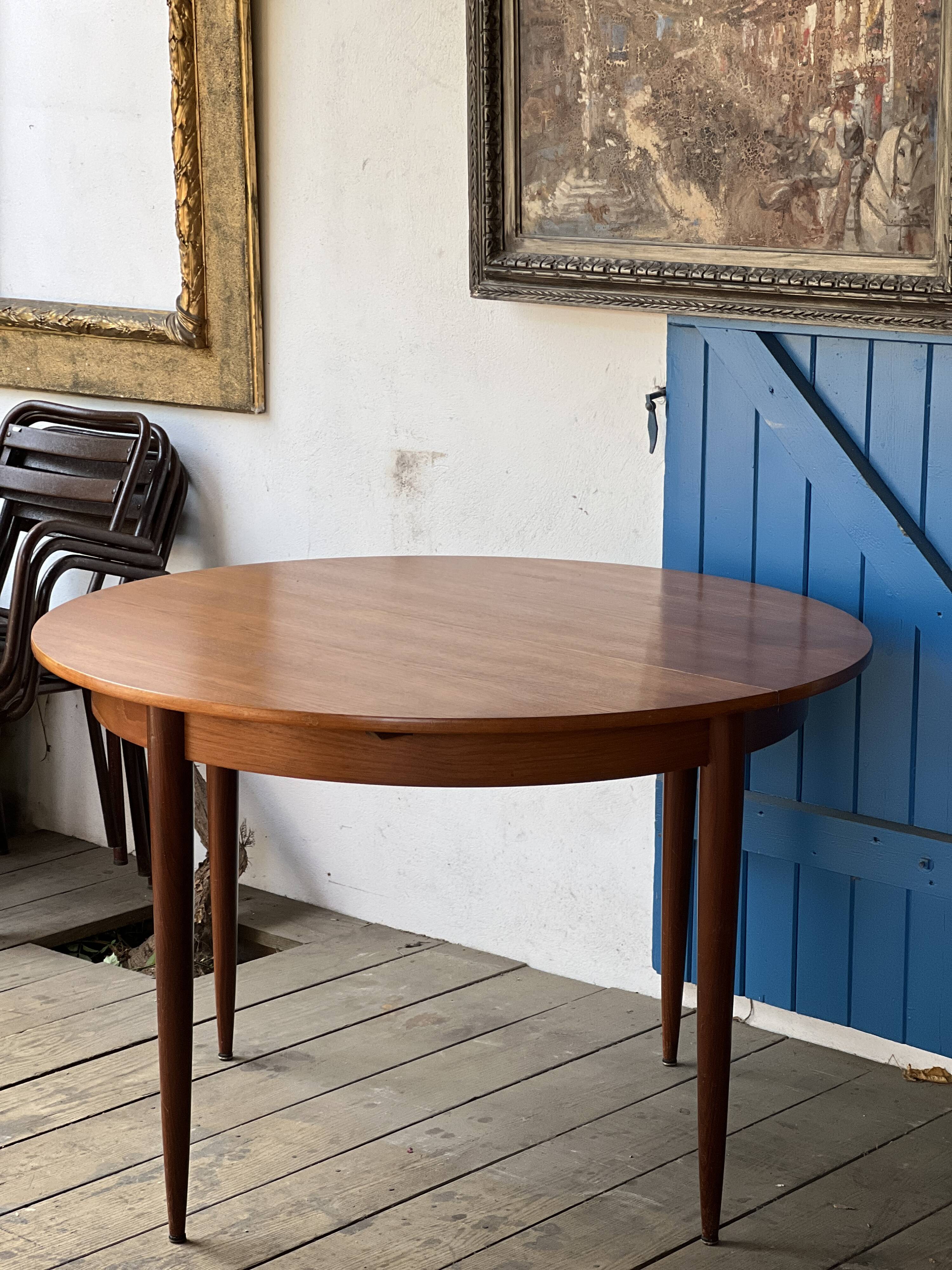 Round extendable table