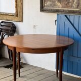Round extendable table