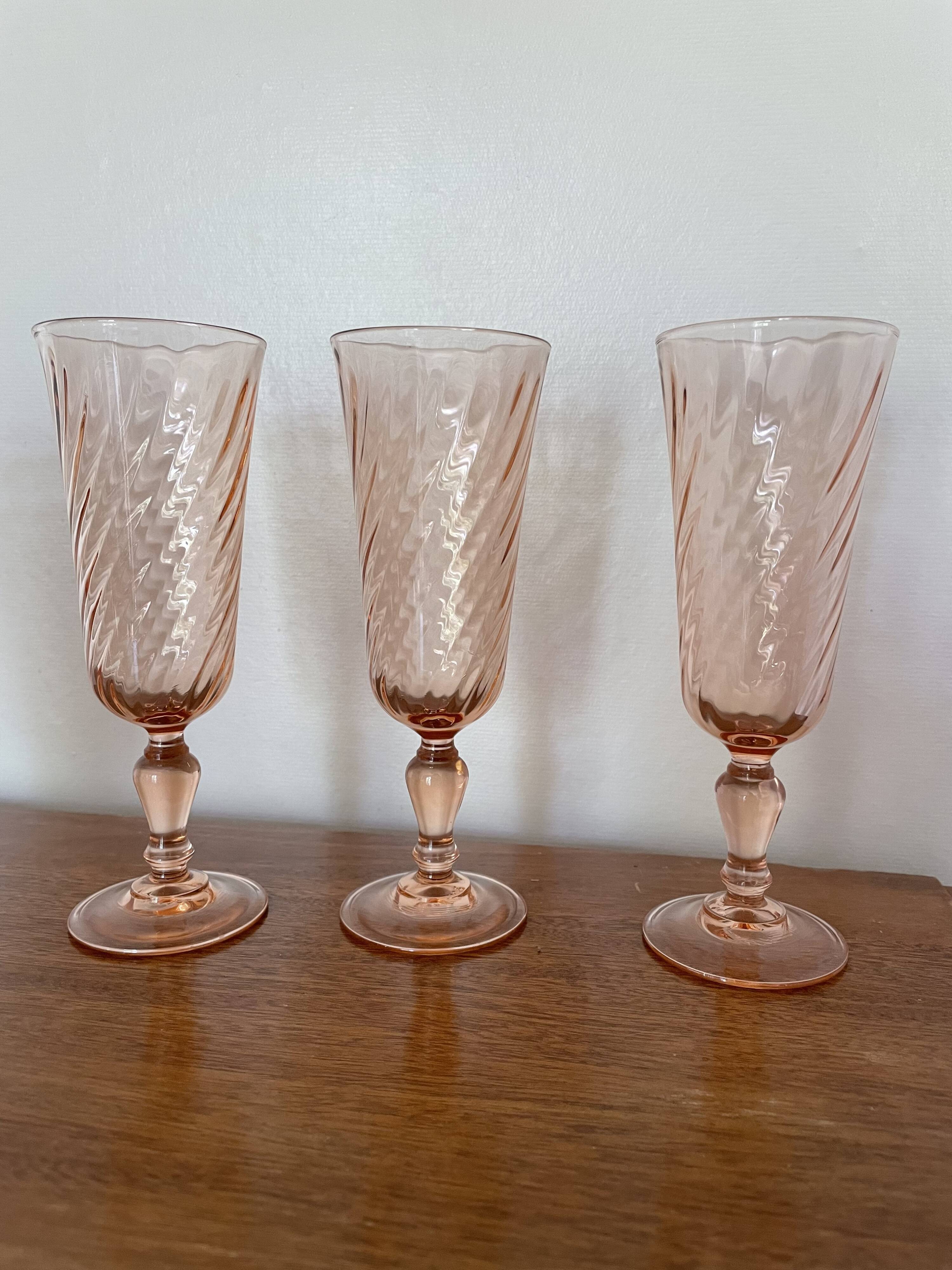 Champagne flutes in pink glass from Arcoroc Luminarc model Rosaline.