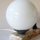 Lampe Art Déco globe opalin sur marbre & gazelle