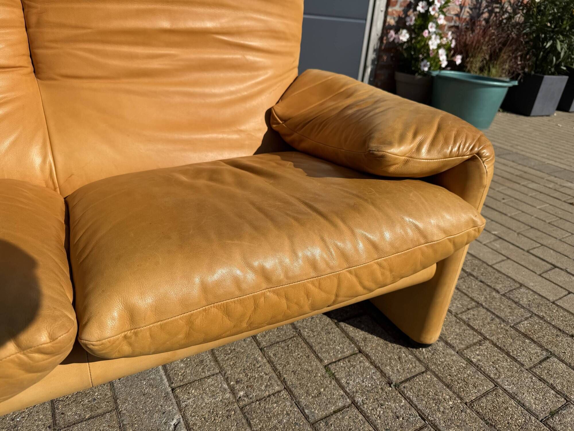 Beautiful Cassina Maralunga 2-seater in camel light patinated natural leather.