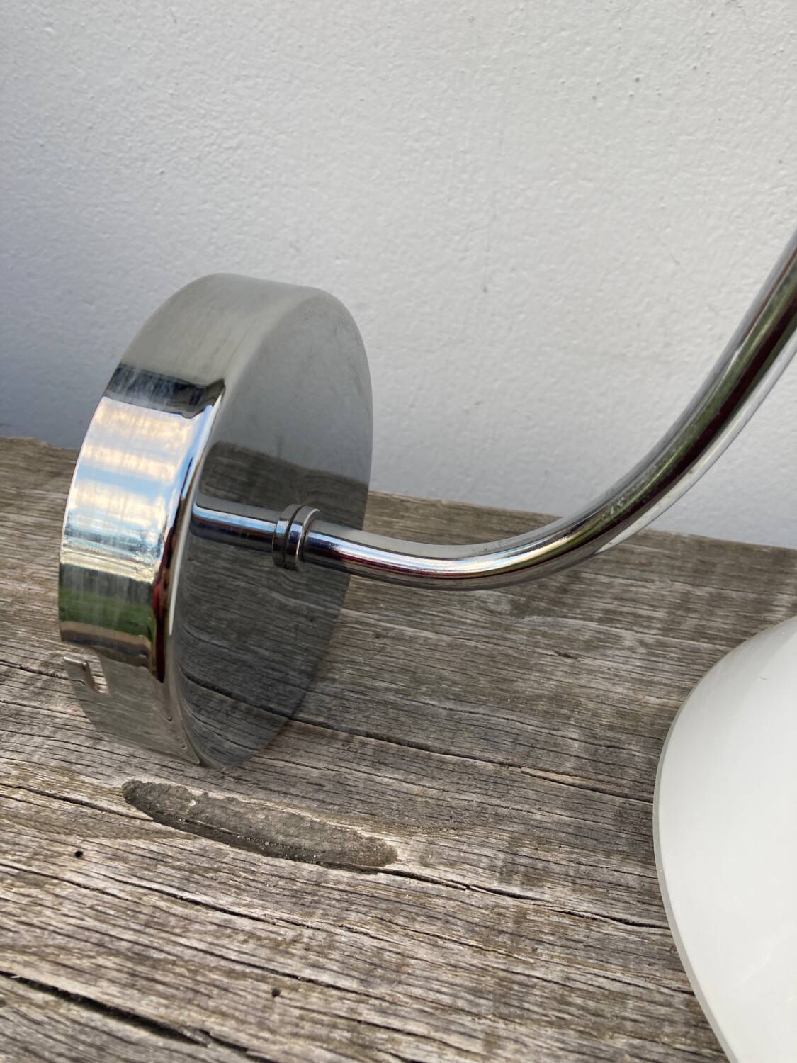 Wall lamp in silver metal and white glass