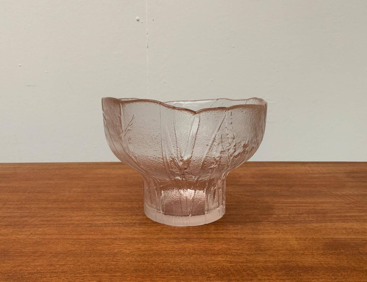 Large glass bowl from the mid-century by Heiniä Kainalossa for Humppila, Finland.