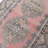 Tapis turc en laine rose poussiéreux