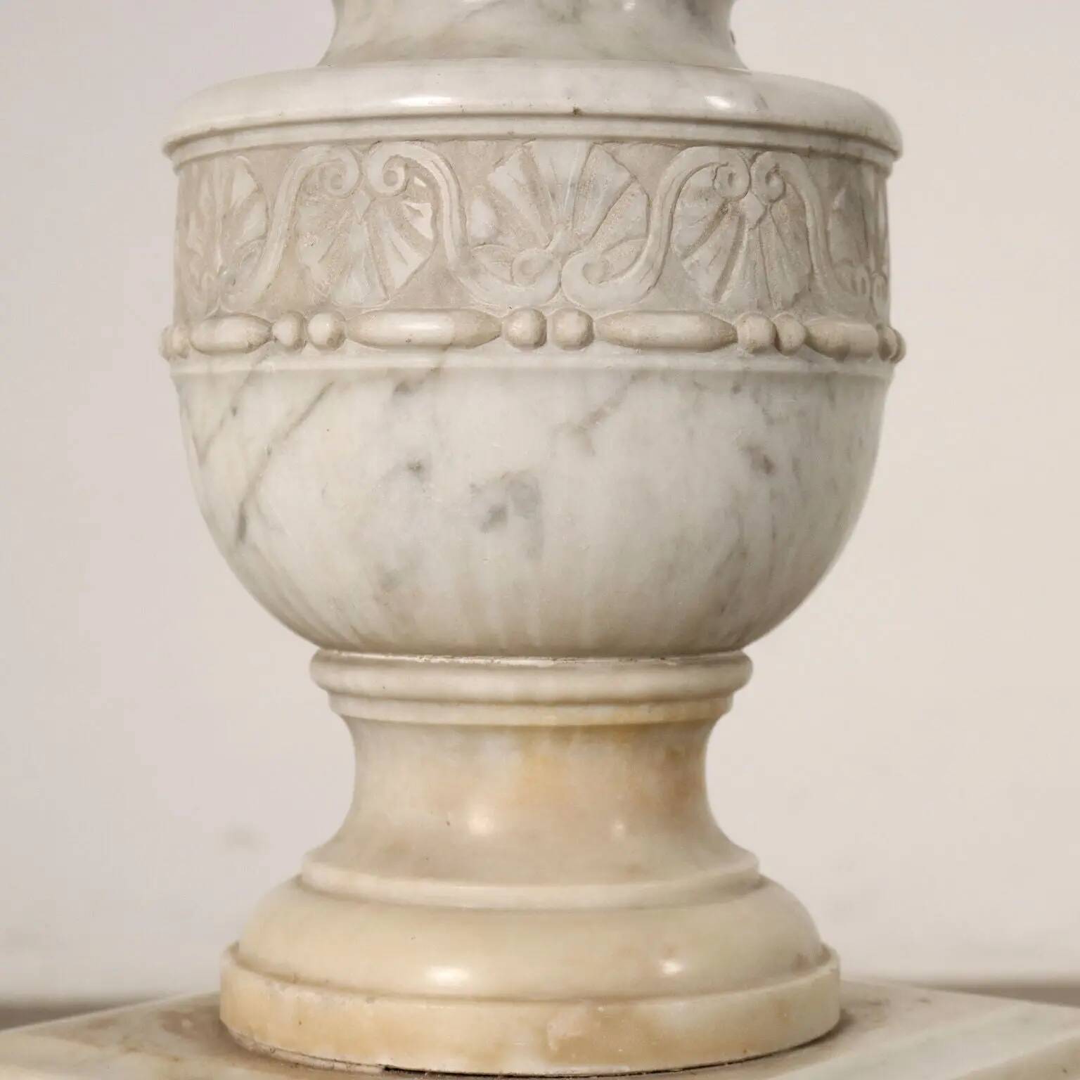 Antique Neo-Renaissance jardinière in marble, decorations, 19th century.