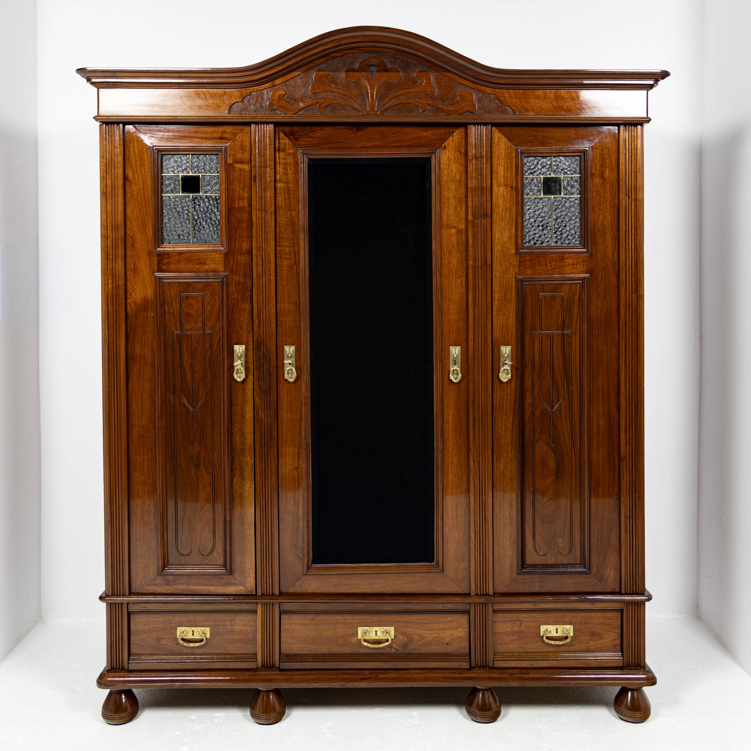 Art Nouveau wardrobe in walnut and pine - 1900-1915