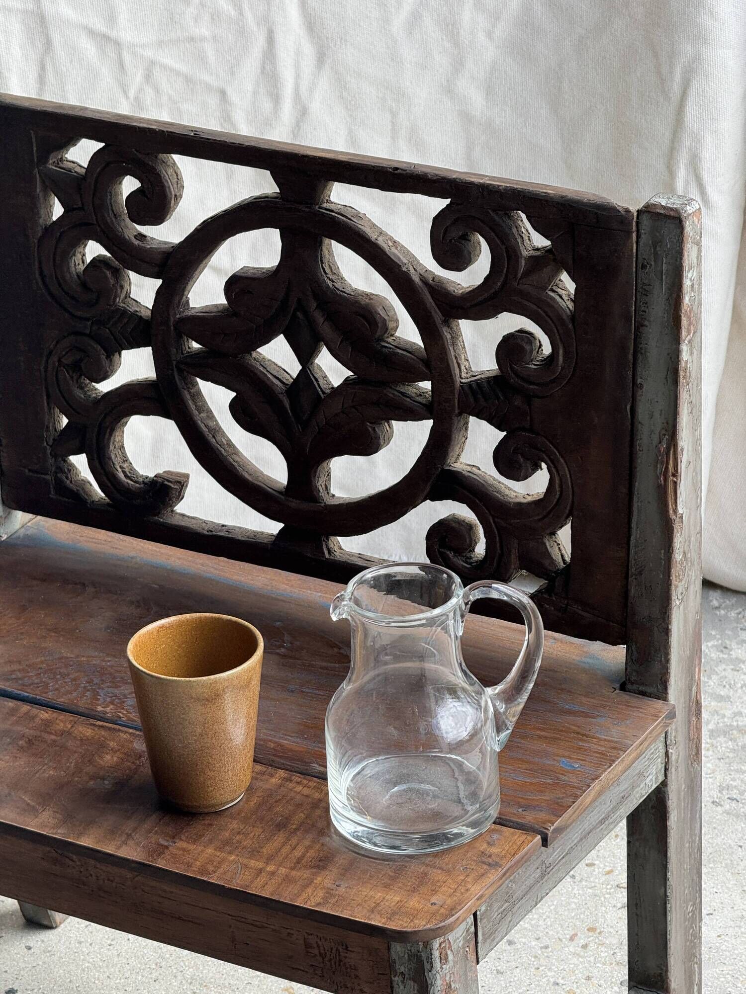 Mini banc à dossier sculpté à motif de rosace et volutes H59 L51