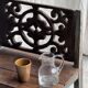Mini banc à dossier sculpté à motif de rosace et volutes H59 L51