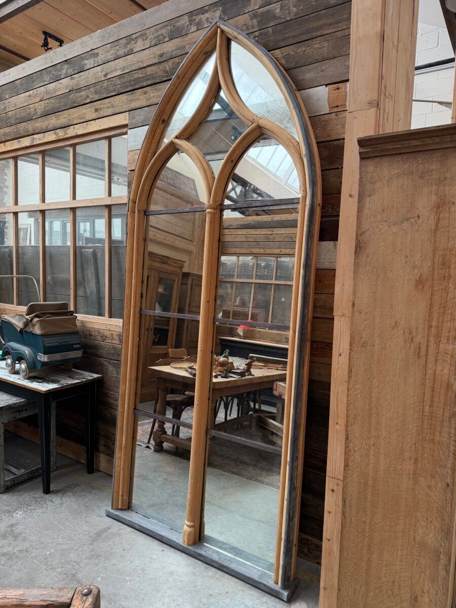 Miroir de style gothique fin XIXème