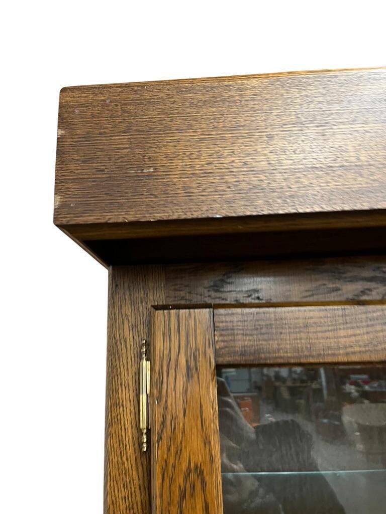 Vitrine vintage robuste en bois / armoire