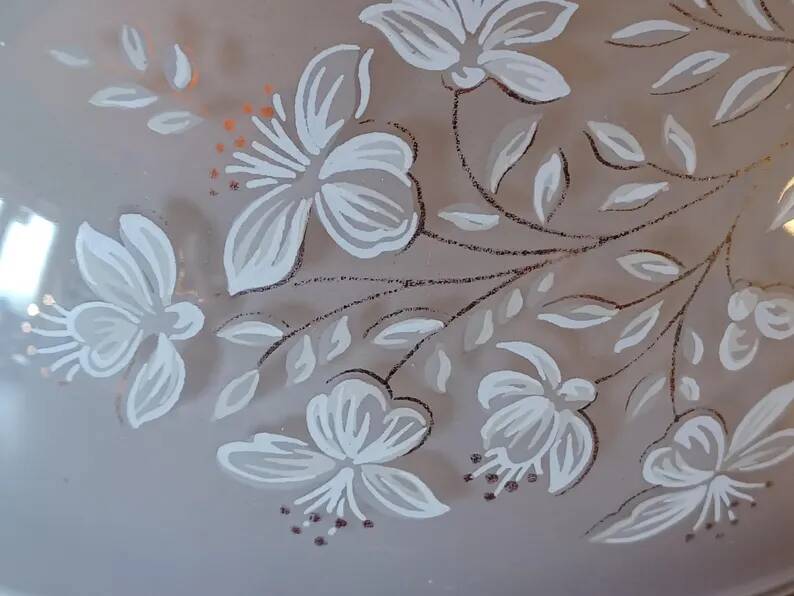 Plafonniers massifs vintage années 70/80, lot de 2 - Verre dépoli à motif floral en relief et base en bois, design belge