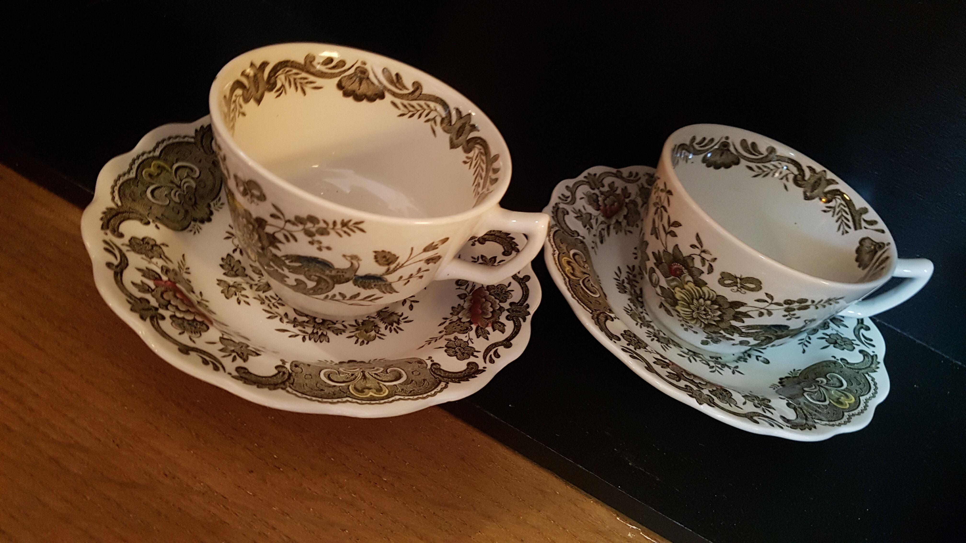 Set of 2 cups and saucers