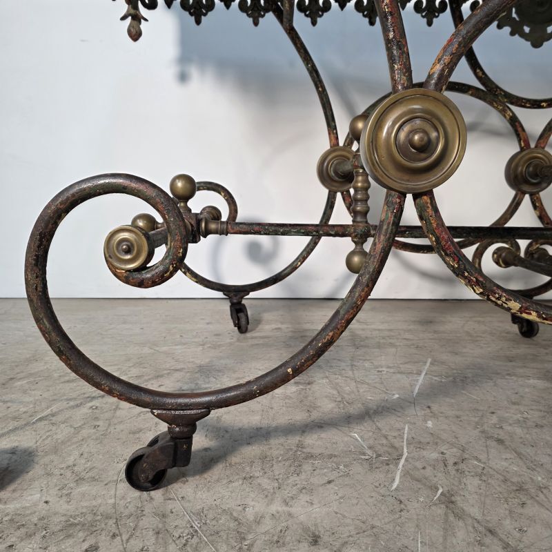 Exceptional large presentation table in cast iron from the late 19th century.