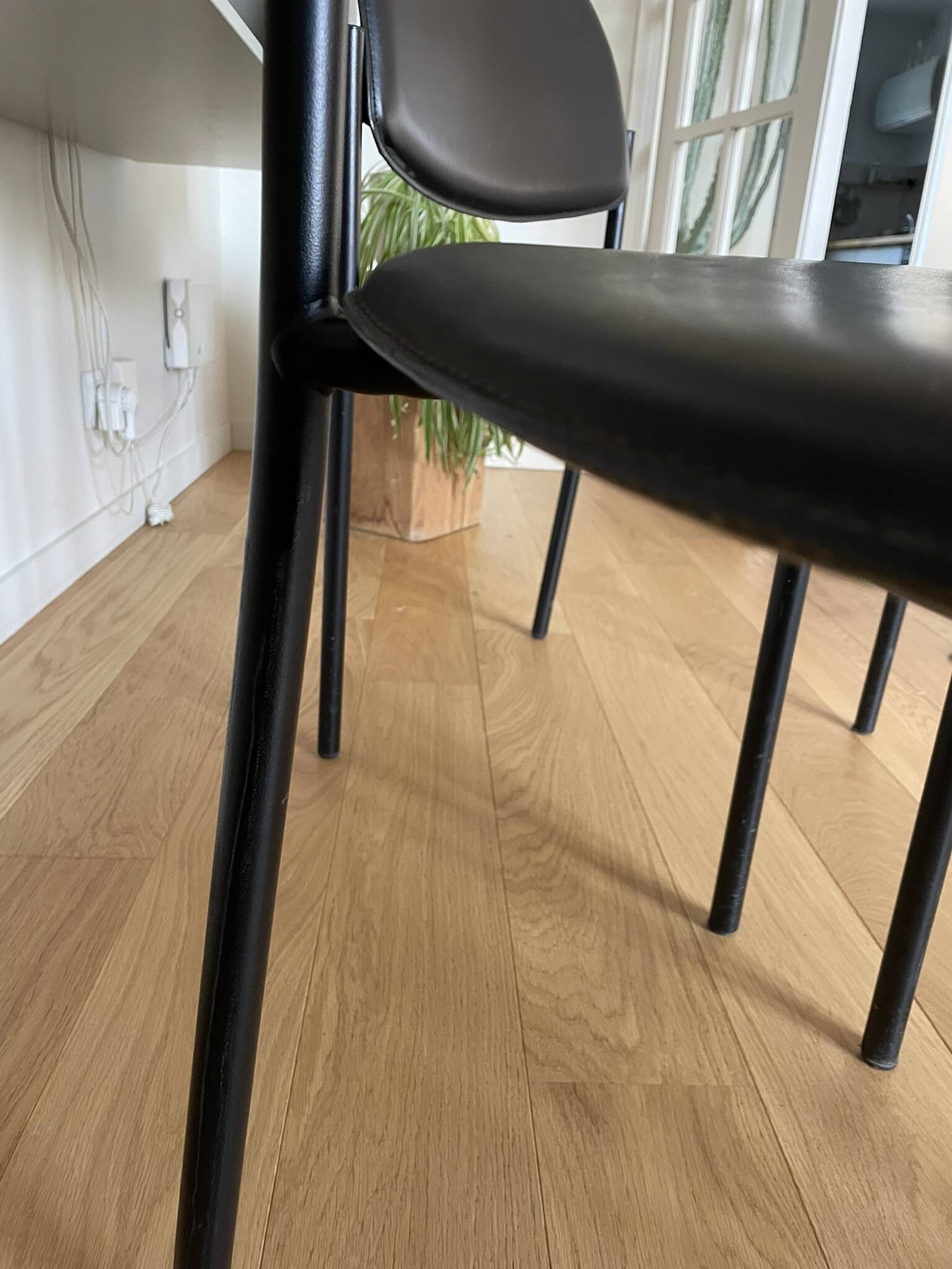 2 chaises en métal et cuir noir dans le goût de Pierre Paulin, Italie