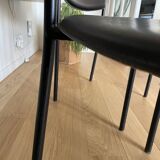 2 chaises en métal et cuir noir dans le goût de Pierre Paulin, Italie