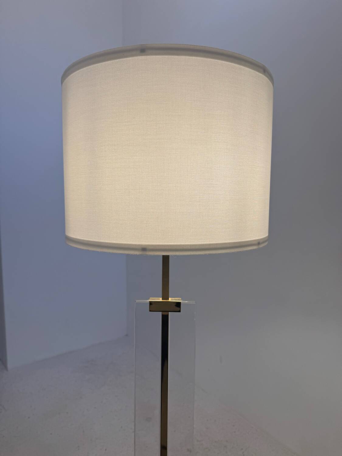 Lampadaire en plexiglas et métal doré, 1970