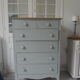 Commode vintage vert de gris,5 tiroirs , plateau bois.