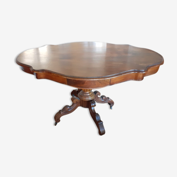 Oval pedestal table on tripod