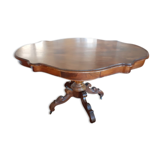 Oval pedestal table on tripod