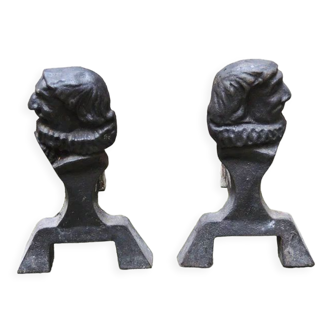 Anciens chenets en fonte profil d’homme à collerette