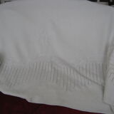Sheet and its pillowcases in embroidered thread
