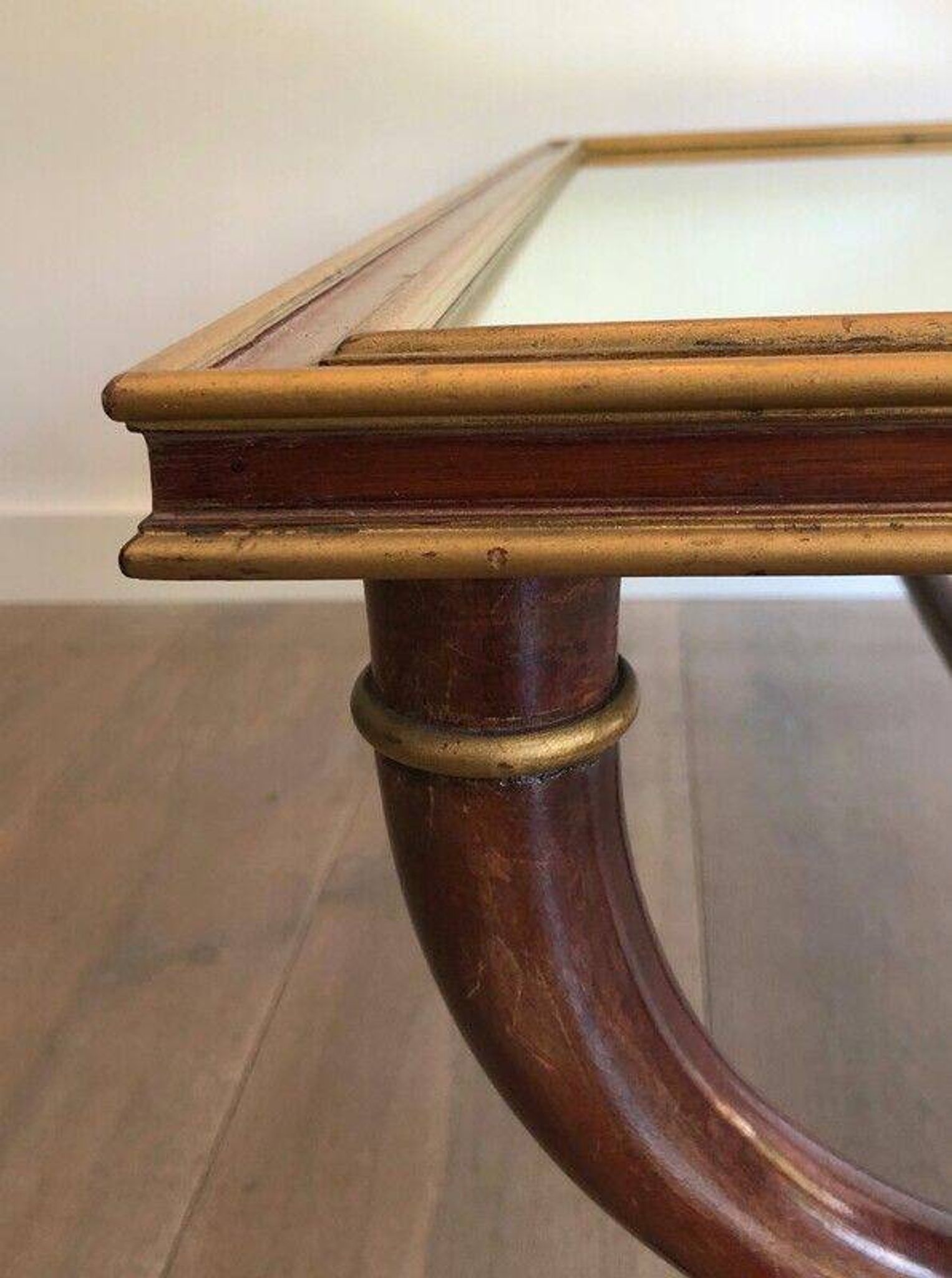 Table basse en bois sculpté patiné et doré. Maison Hirch