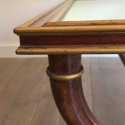 Table basse en bois sculpté patiné et doré. Maison Hirch